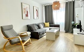 Spacious, Sunny Flat By City Of Arts & Sciences